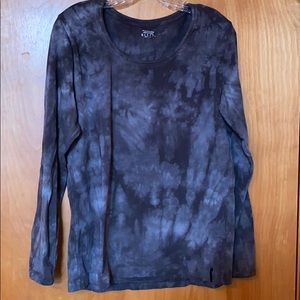 Tie-dye Columbia top with snap sleeves